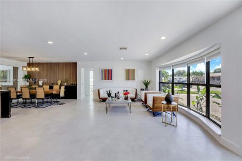 House in Miami, Florida 6 bedrooms, 270.07 sq.m. № 2002865 - photo 5