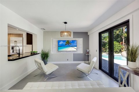 House in Miami, Florida 6 bedrooms, 270.07 sq.m. № 2002865 - photo 12