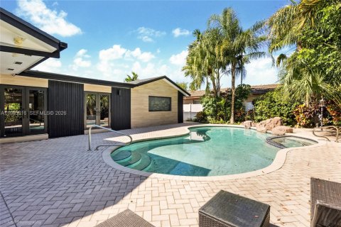 House in Miami, Florida 6 bedrooms, 270.07 sq.m. № 2002865 - photo 24