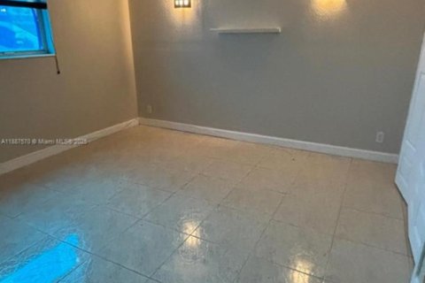 Copropriété à louer à Hallandale Beach, Floride: 1 chambre, 65.03 m2 № 1938649 - photo 13