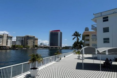 Copropriété à louer à Hallandale Beach, Floride: 1 chambre, 65.03 m2 № 1938649 - photo 29