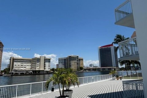 Copropriété à louer à Hallandale Beach, Floride: 1 chambre, 65.03 m2 № 1938649 - photo 25
