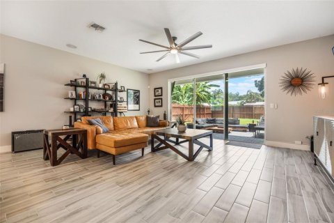 House in Orlando, Florida 3 bedrooms, 176.89 sq.m. № 1843293 - photo 7