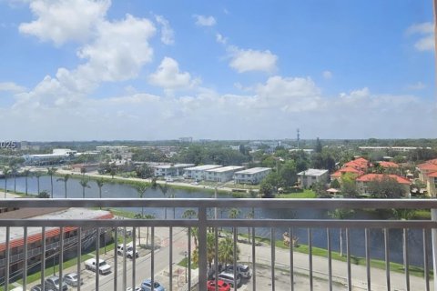 Condo in North Miami Beach, Florida, 1 bedroom  № 1965264 - photo 9