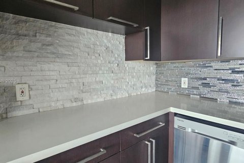 Condo in North Miami Beach, Florida, 1 bedroom  № 1965264 - photo 5