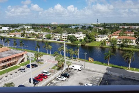 Condo in North Miami Beach, Florida, 1 bedroom  № 1965264 - photo 1