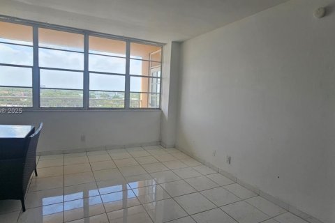 Condo in North Miami Beach, Florida, 1 bedroom  № 1965264 - photo 6