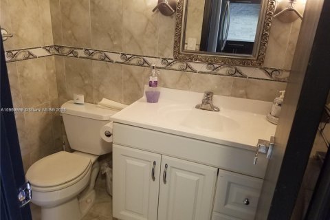 Condo in North Miami Beach, Florida, 1 bedroom  № 1965264 - photo 8