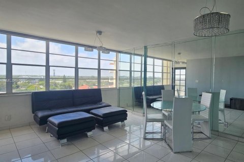 Condo in North Miami Beach, Florida, 1 bedroom  № 1965264 - photo 3