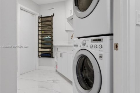 House in Weston, Florida 4 bedrooms, 258.08 sq.m. № 2069182 - photo 27