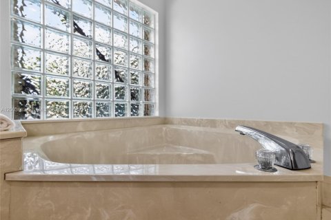 House in Weston, Florida 4 bedrooms, 258.08 sq.m. № 2069182 - photo 19