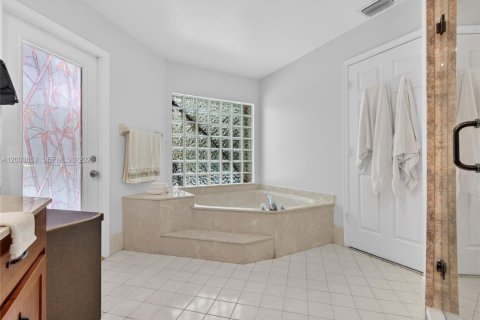 House in Weston, Florida 4 bedrooms, 258.08 sq.m. № 2069182 - photo 16