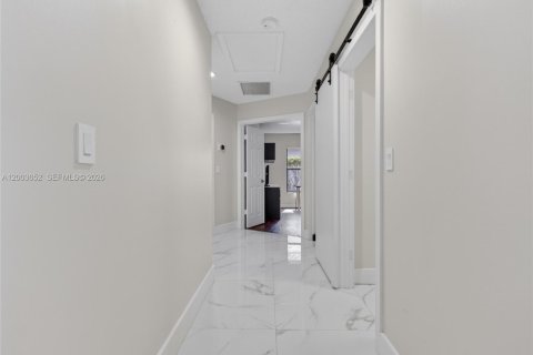 House in Weston, Florida 4 bedrooms, 258.08 sq.m. № 2069182 - photo 23