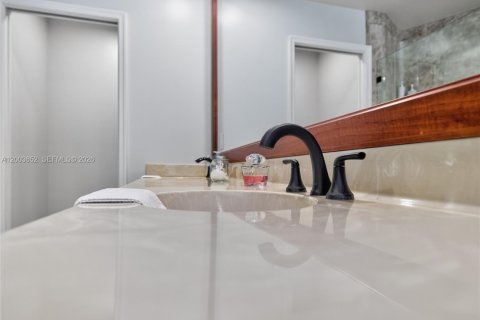 House in Weston, Florida 4 bedrooms, 258.08 sq.m. № 2069182 - photo 20