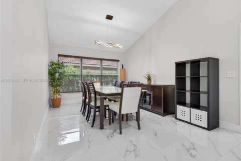 House in Weston, Florida 4 bedrooms, 258.08 sq.m. № 2069182 - photo 3