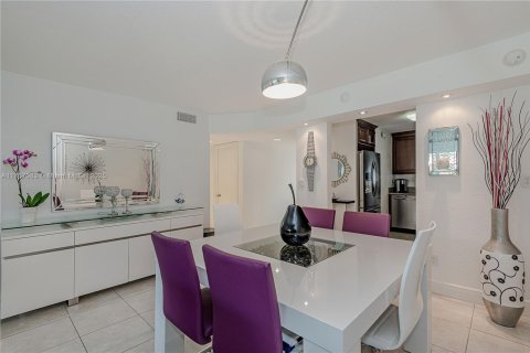Condo in Pembroke Pines, Florida, 2 bedrooms  № 1860246 - photo 6