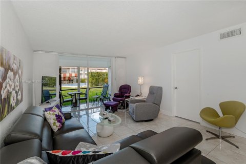 Condo in Pembroke Pines, Florida, 2 bedrooms  № 1860246 - photo 11