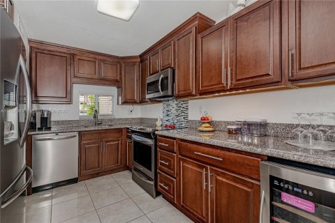 Condo in Pembroke Pines, Florida, 2 bedrooms  № 1860246 - photo 1