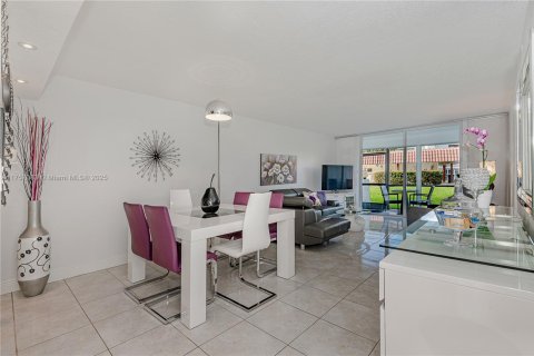 Condo in Pembroke Pines, Florida, 2 bedrooms  № 1860246 - photo 9