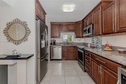 Condo in Pembroke Pines, Florida, 2 bedrooms  № 1860246 - photo 3