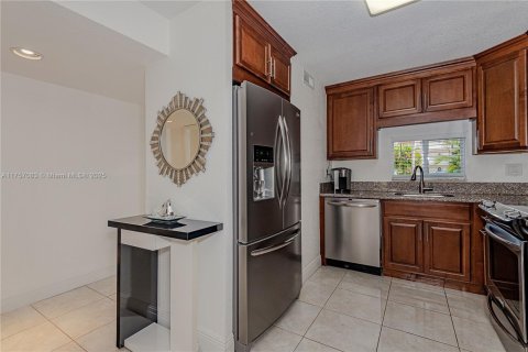 Condo in Pembroke Pines, Florida, 2 bedrooms  № 1860246 - photo 4