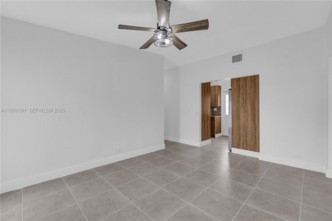 Купить виллу или дом в Майами-Гарденс, Флорида 3 спальни, 107.02м2, № 2006821 - фото 10