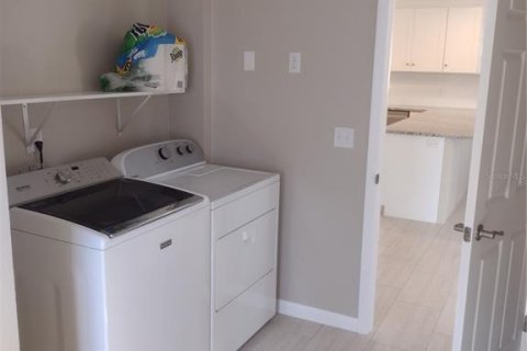 Villa ou maison à louer à New Smyrna Beach, Floride: 3 chambres, 140.84 m2 № 2156480 - photo 2