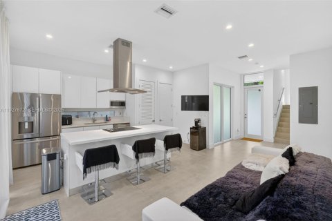 Touwnhouse à vendre à Miami, Floride: 3 chambres, 117.06 m2 № 1994998 - photo 12