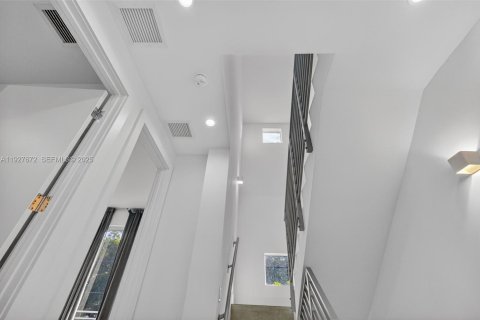 Touwnhouse à vendre à Miami, Floride: 3 chambres, 117.06 m2 № 1994998 - photo 23