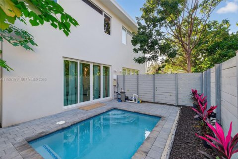 Таунхаус в Майами, Флорида 6 комнат, 117.06м2 № 1994998