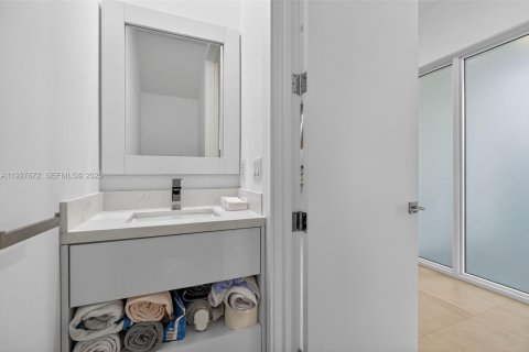Touwnhouse à vendre à Miami, Floride: 3 chambres, 117.06 m2 № 1994998 - photo 17