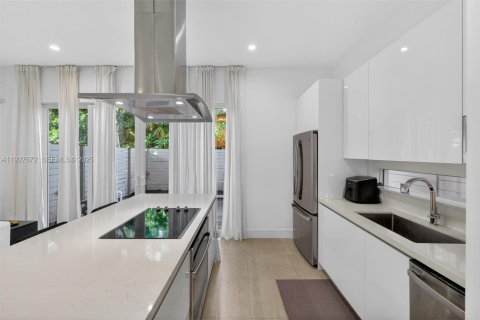 Touwnhouse à vendre à Miami, Floride: 3 chambres, 117.06 m2 № 1994998 - photo 11
