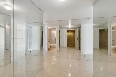 Condo in Miami, Florida, 2 bedrooms  № 2052734 - photo 8