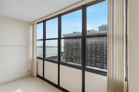 Condo in Miami, Florida, 2 bedrooms  № 2052734 - photo 13