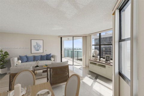 Condo in Miami, Florida, 2 bedrooms  № 2052734 - photo 2