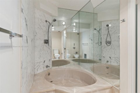 Condo in Miami, Florida, 2 bedrooms  № 2052734 - photo 15