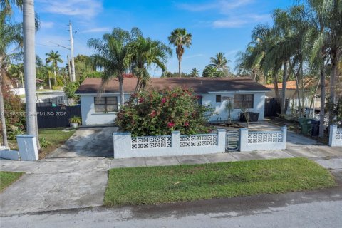 Дом в Майами, Флорида 4 спальни, 249.72м2 № 2048254