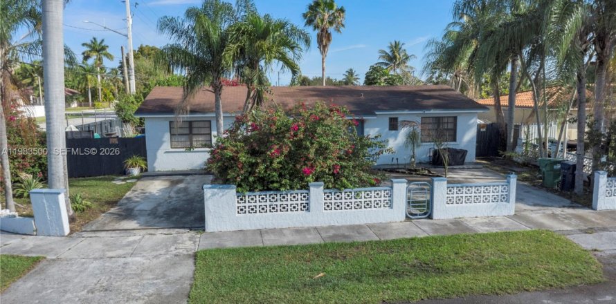 Дом в Майами, Флорида 4 спальни, 249.72м2 № 2048254