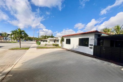 Casa en Miami, Florida 3 dormitorios, 145.67 m2 № 2006520