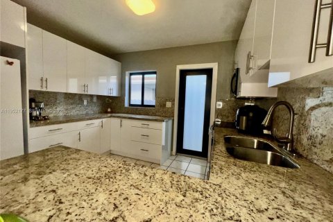 Снять в аренду виллу или дом в Майами, Флорида 3 спальни, 145.67м2, № 2006520 - фото 4