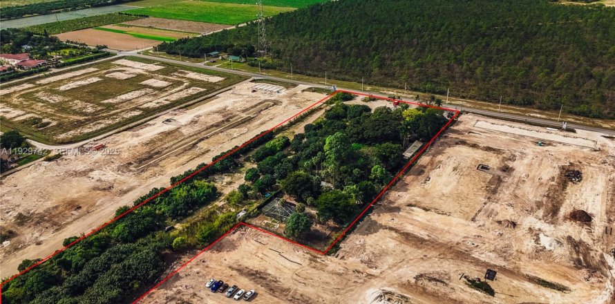 Коммерческая недвижимость в Хомстед, Флорида № 2034965