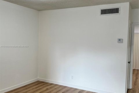 Condo in Miami Gardens, Florida, 1 bedroom  № 1868121 - photo 9