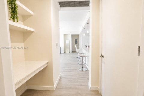 Condo in Miami, Florida, 2 bedrooms  № 2086293 - photo 11