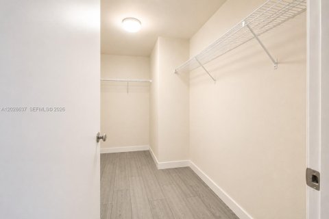 Condo in Miami, Florida, 2 bedrooms  № 2086293 - photo 17
