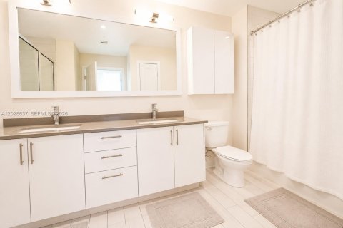 Condo in Miami, Florida, 2 bedrooms  № 2086293 - photo 15