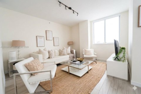 Condo in Miami, Florida, 2 bedrooms  № 2086293 - photo 7