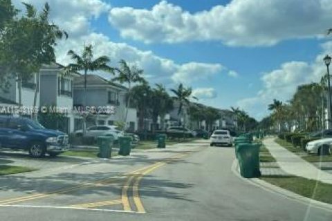 Adosado en Lauderhill, Florida 3 dormitorios, 117.06 m2 № 1960132