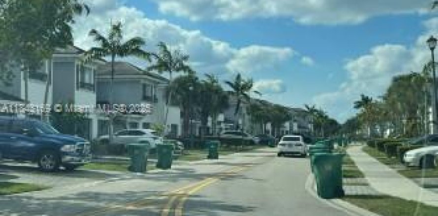 Adosado en Lauderhill, Florida 3 dormitorios, 117.06 m2 № 1960132