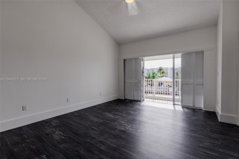 Снять в аренду таунхаус в Норт-Майами-Бич, Флорида 2 спальни, 174.66м2, № 2001068 - фото 17