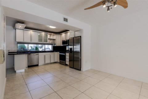 Снять в аренду таунхаус в Норт-Майами-Бич, Флорида 2 спальни, 174.66м2, № 2001068 - фото 10